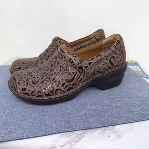 BOC Born‎ Concept Peggy Brown Embossed Leather Clogs 9.5 Tooled Slip On Mule